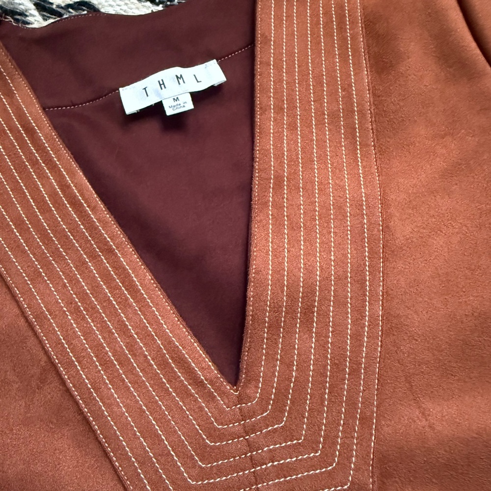 THML NWOT Rust Faux Suede Flutter Sleeve V-Neck Top M - Picture 2 of 5